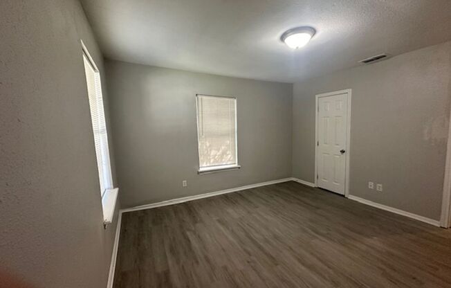 2 beds, 1 bath, $1,095