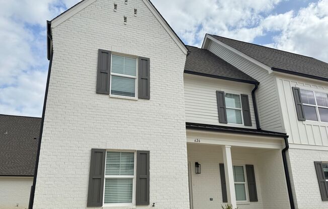 3BR/3.5BA End Unit in South Grove