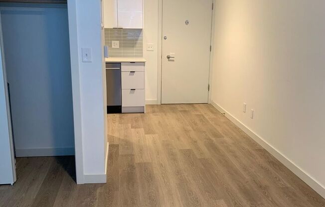 Studio, 1 bath, 375 sqft, $1,450, Unit 403