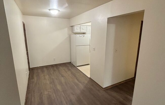 2 beds, 1 bath, 800 sqft, $999, Unit Custer-302