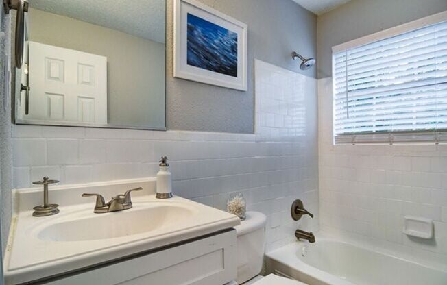 2 beds, 1 bath, $1,300, Unit 2206C