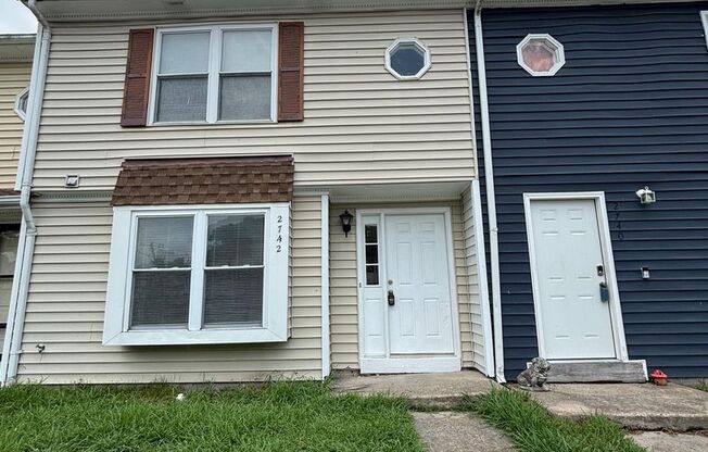 Beautiful 3 bedroom 1.5 Bath Fully Remodeled Town House