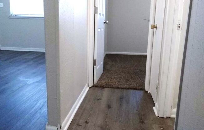 3 beds, 1 bath, 775 sqft, $850, Unit 415-17 Winfield-415 Winfield