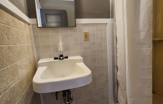 2 beds, 1 bath, $695, Unit 315