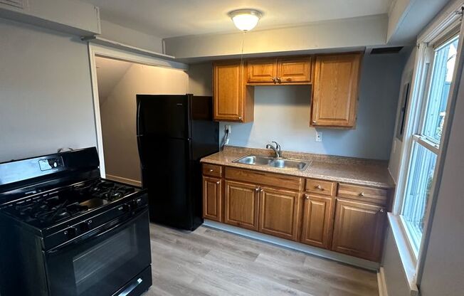 3 beds, 1 bath, $1,550, Unit 54