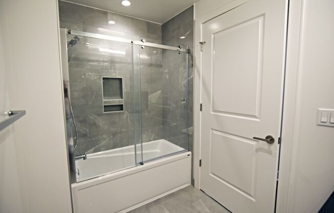 2 beds, 2 baths, 1,014 sqft, $4,300, Unit 3833-219