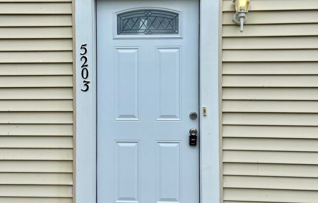 3BD/2.5BA Townhouse off of Virginia Beach BLVD- Updated