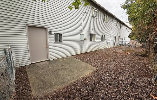 2 beds, 1 bath, 669 sqft, $1,245, Unit 39