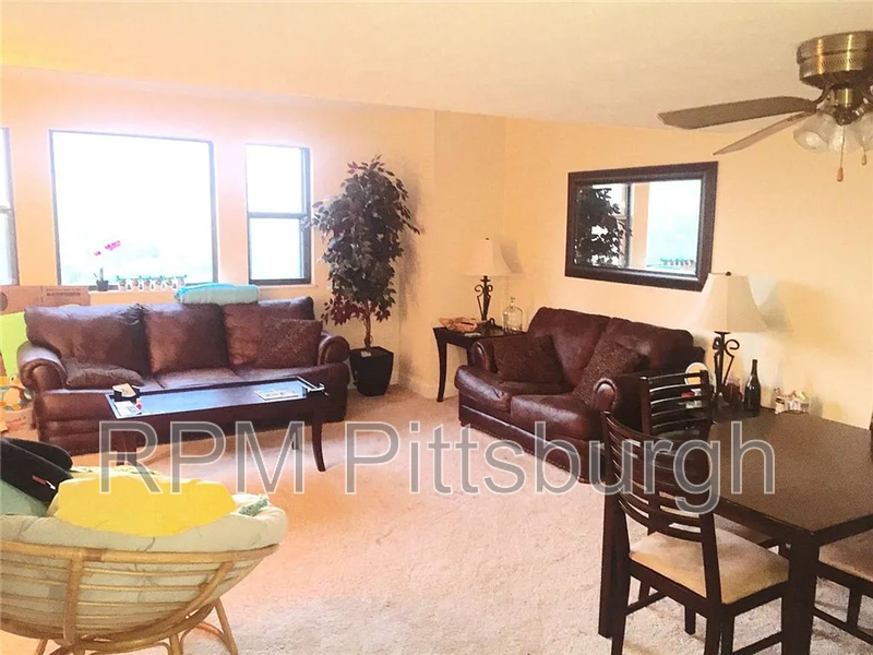 3242 NIAGARA SQ
