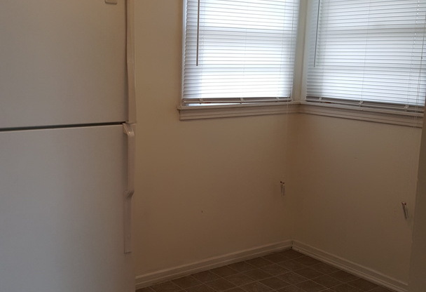 3 beds, 1 bath, $900