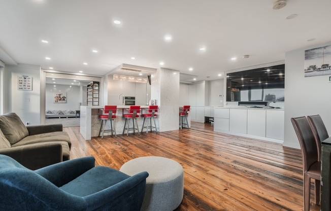 3 beds, 3 baths, 1,640 sqft, $6,500, Unit 6F