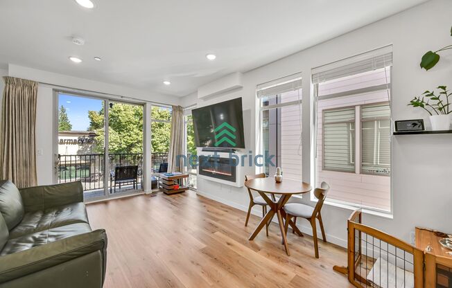 Modern Luxury 3 bedrooms and 2 bathrooms Townhome