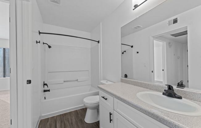 Sagecliff Apartments Bathroom with Bathtub