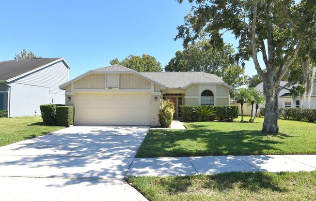 ALAFAYA WOODS 3br 2ba. Updated kitchen, covered/screened porch, NO CARPETS, Lawn Care INCLUDED!!!