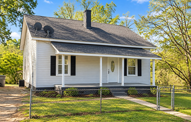 Beautiful 2 Bedroom 1 Bathroom Home with Spacious Living and Backyard