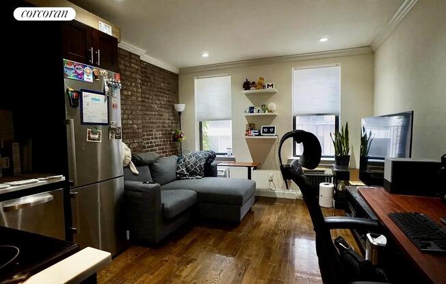 254 W 15 ST