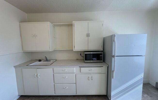 1 bed, 1 bath, $750, Unit 548 W Bonneville # 4