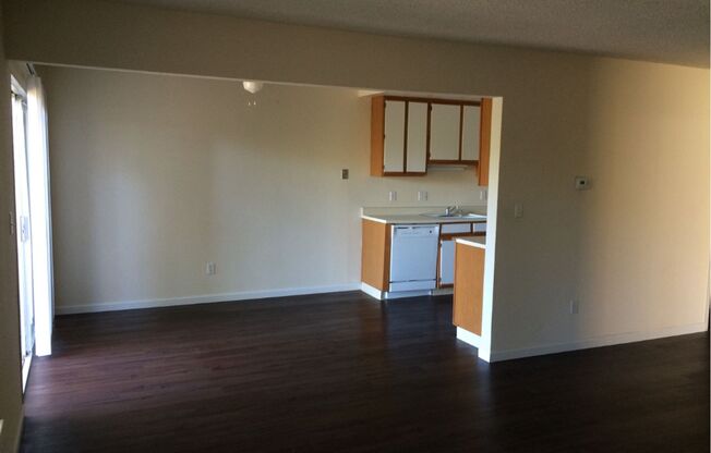 3 beds, 2 baths, $2,350, Unit 2127