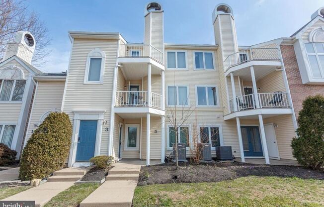 Crestwood 2 bed Condo Available Aug 1