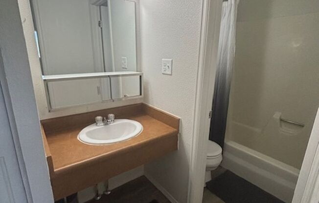 1 bed, 1 bath, $1,000, Unit Apt. 201