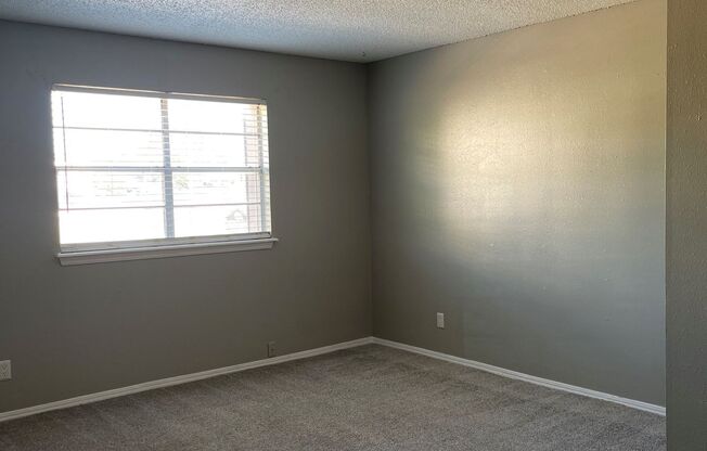 2 beds, 1.5 baths, 832 sqft, $825, Unit 220