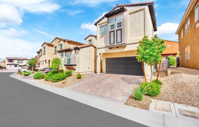 ADORABLE 4 BEDROOM HOME NEAR HOLLYWOOD & E SAHARA!