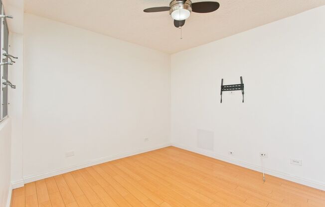 AVAILABLE NOW !!!!  Conveniently Located One Bedroom/One Bath/One Parking in downtown -