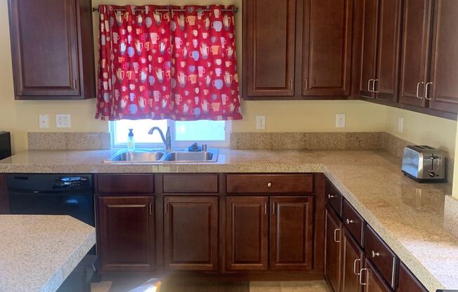 5 beds, 3.5 baths, $2,895