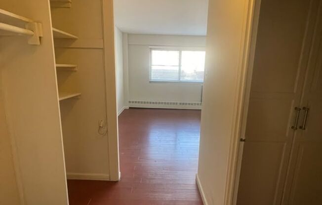 Studio, 1 bath, 420 sqft, $1,300, Unit 606