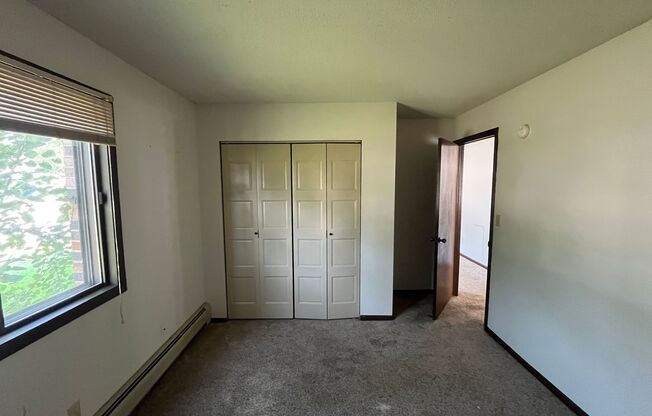 2 beds, 1 bath, 800 sqft, $899, Unit Unit 4