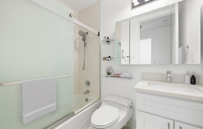 Studio, 1 bath, 400 sqft, $3,650, Unit 4J