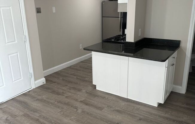 2 beds, 1 bath, 680 sqft, $2,425, Unit 21-27