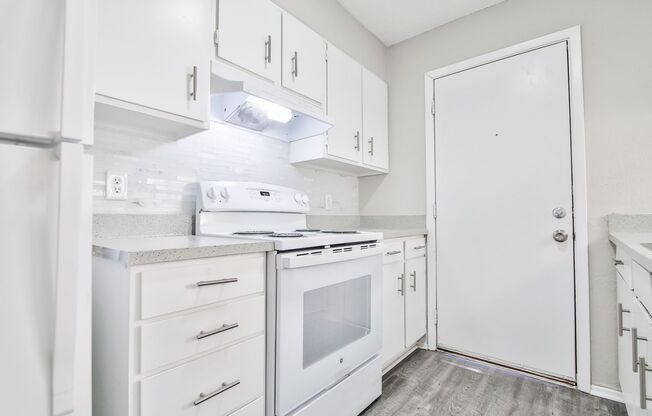 2 beds, 1 bath, 990 sqft, $995, Unit H3