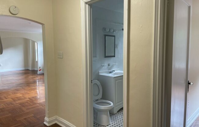 1 bed, 1 bath, 760 sqft, $1,300