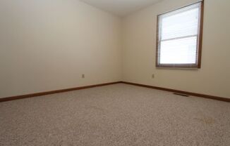 2 beds, 1 bath, $895, Unit APT. 4