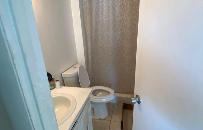 Charming 2 Bed 2 bath in a gated community close to it all!