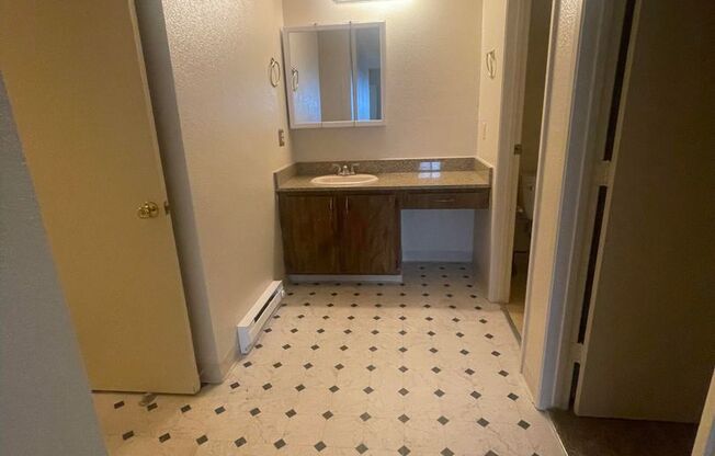 MOVE IN READY  2 bed / 2 Bath near UNR!