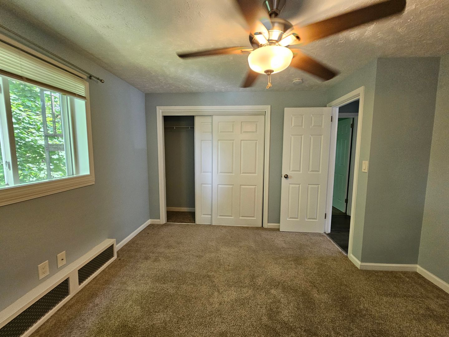 2 bedroom 1 bath apartment located in Bellvue!
