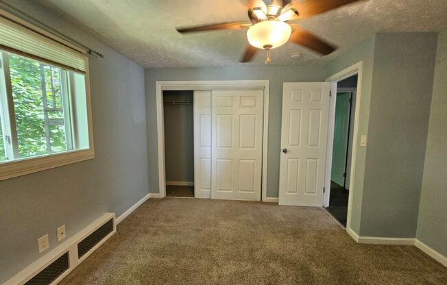 2 bedroom 1 bath apartment located in Bellvue!