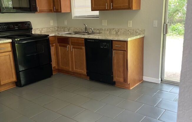 2 beds, 1 bath, 850 sqft, $795, Unit I2