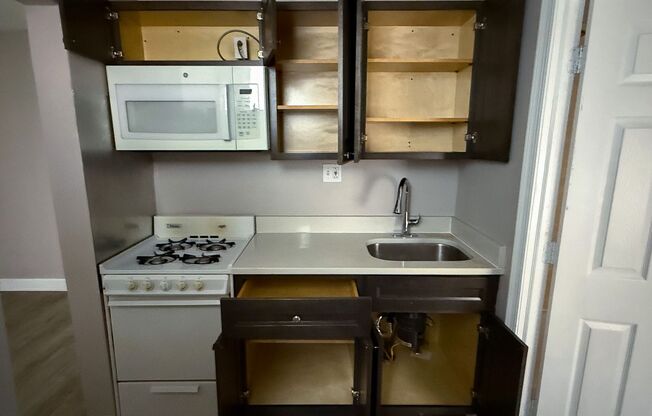 2 beds, 1 bath, 736 sqft, $1,350, Unit 6