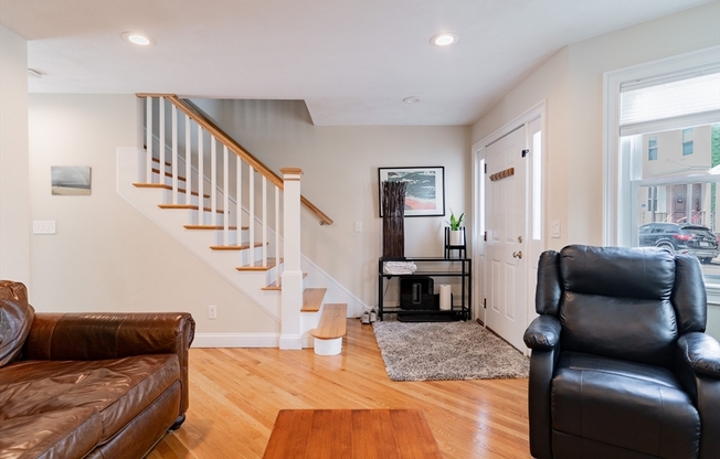453 E 8 ST