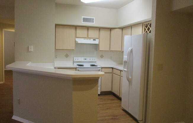Upgraded 3BR/2BA Altamonte Springs Condo with Wood Flooring and Den!