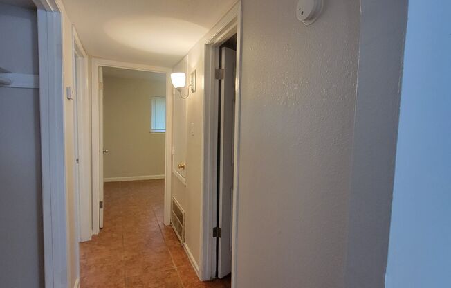 2 beds, 1 bath, $930, Unit 12
