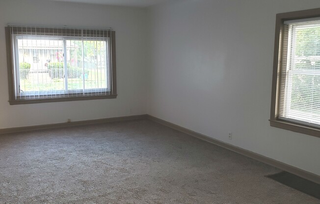 2 Bedroom / 1 Bath House in GREAT Location!