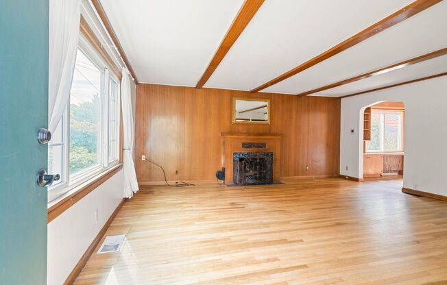 Amazing vintage 2-bdrm/2-bath Cully home—Giant garden, detached art studio, great location