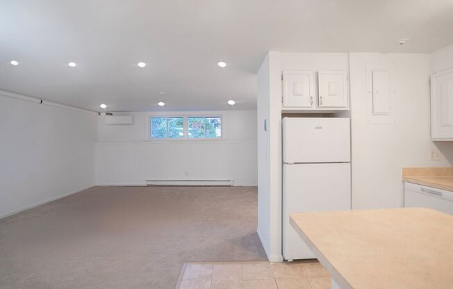 2 beds, 1 bath, 1,050 sqft, $2,400, Unit 59-2