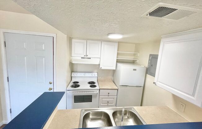 1 bed, 1 bath, 695 sqft, $900, Unit H210