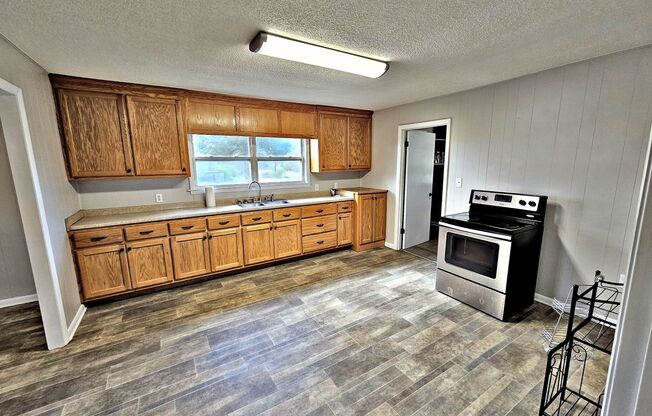 2 beds, 1 bath, $1,295