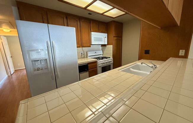 $500 OFF FIRST MONTH'S RENT! Los Caballeros: Upper 2 Bedroom 2 Bath,